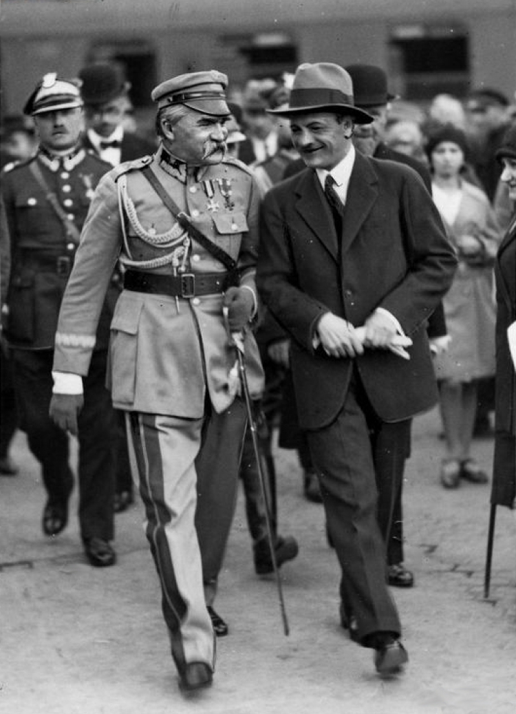 Warszawa, 25 05 1929. Marszałek Józef Piłsudski na dworcu podczas rozmowy z premierem Kazimierzem Świtalskim. Źródło: NAC Warszawa, 25 05 1929. Marszałek Józef Piłsudski na dworcu podczas rozmowy z premierem Kazimierzem Świtalskim. Źródło: NAC