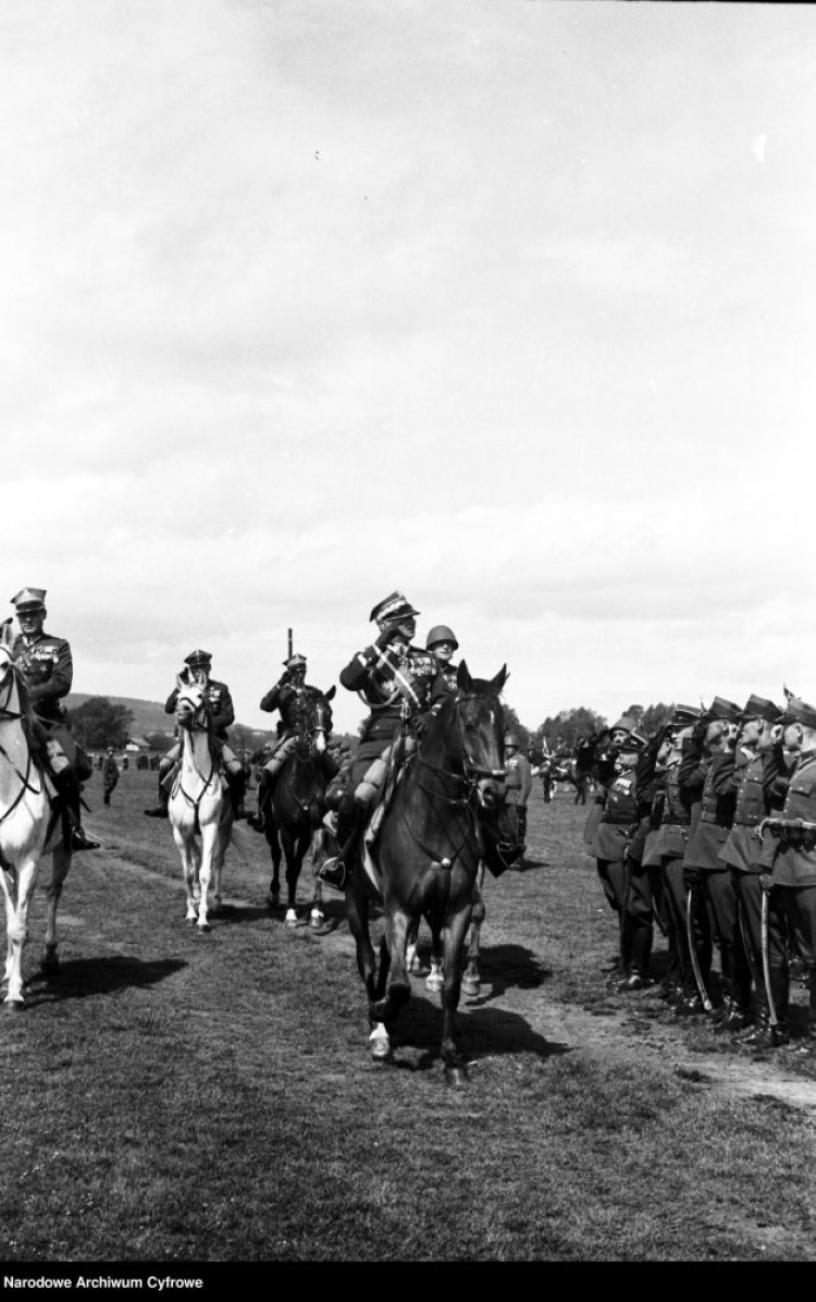 Inspektor armii Juliusz Rómmel odbiera raport. 1938 r. Fot. NAC