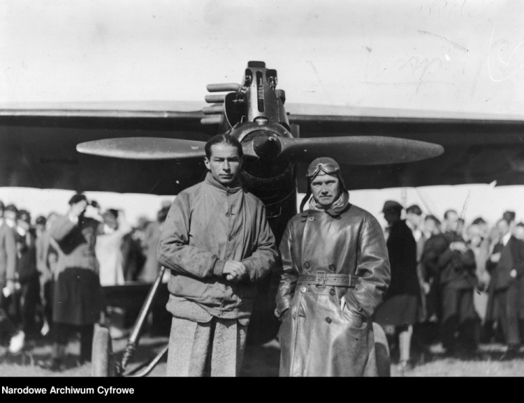 Pilot Franciszek Żwirko (z prawej) i konstruktor lotniczy Stanisław Wigura przed samolotem RWD-4. 1930 r. Fot. NAC