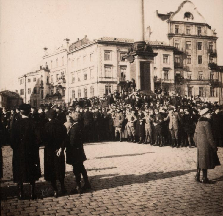 Plac Zamkowy - uroczyste proklamowanie powstania Królestwa Polskiego, ogłoszone przez generalnego gubernatora Warszawy von Beselera. Warszawa, 05.11.1916. Fot. PAP/Reprodukcja/Archiwum/M. Leśniewski