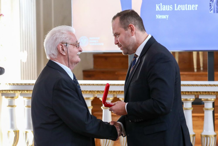 Warszawa, 25.10.2022. Klaus Leutner (L) z Niemiec odbiera z rąk prezesa IPN Karola Nawrockiego (P) nagrodę honorową IPN „Świadek historii”. Fot. PAP/T. Gzell Warszawa, 25.10.2022. Klaus Leutner (L) z Niemiec odbiera z rąk prezesa IPN Karola Nawrockiego (P) nagrodę honorową IPN „Świadek historii”. Fot. PAP/T. Gzell