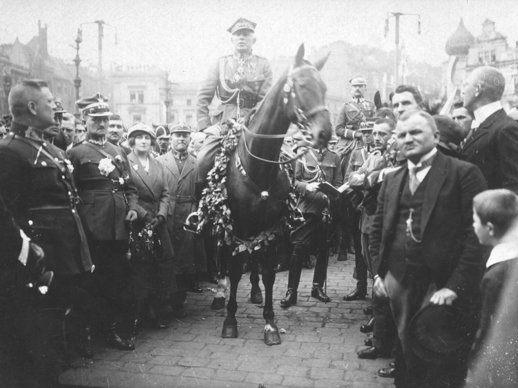 22 czerwca 1922 r. Wojsko polskie na czele z gen. Stanisławem Szeptyckim wkracza do Katowic. Źródło: Wikipedia Commons