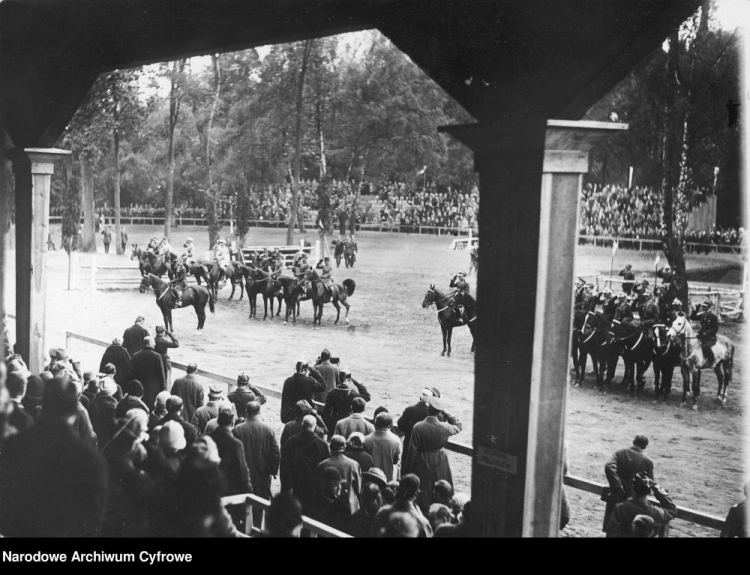 I Międzynarodowe Konkursy Hippiczne w Warszawie: członkowie ekip w czasie odgrywania hymnu na hippodromie w Łazienkach Królewskich. 1927 r. Fot. NAC