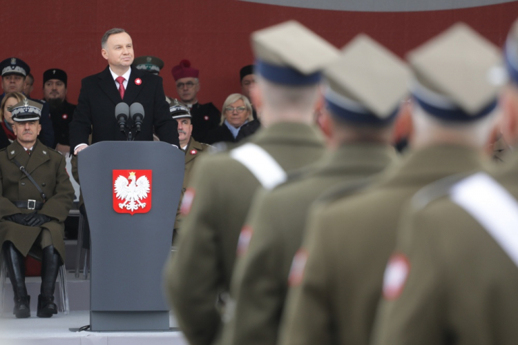 Obchody Narodowego Święta Niepodległości. Prezydent Andrzej Duda (2L) podczas uroczystej odprawy wart przed Grobem Nieznanego Żołnierza na pl. Piłsudskiego. Warszawa, 11.11.2022. Fot. PAP/A. Zawada Obchody Narodowego Święta Niepodległości. Prezydent Andrzej Duda (2L) podczas uroczystej odprawy wart przed Grobem Nieznanego Żołnierza na pl. Piłsudskiego. Warszawa, 11.11.2022. Fot. PAP/A. Zawada