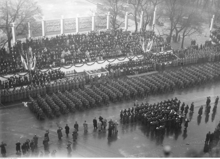 Obchody Święta Niepodległości w Warszawie - oddziały piechoty defilujące przed trybuną honorową. 11.11.1937. Źródło: NAC Obchody Święta Niepodległości w Warszawie - oddziały piechoty defilujące przed trybuną honorową. 11.11.1937. Źródło: NAC