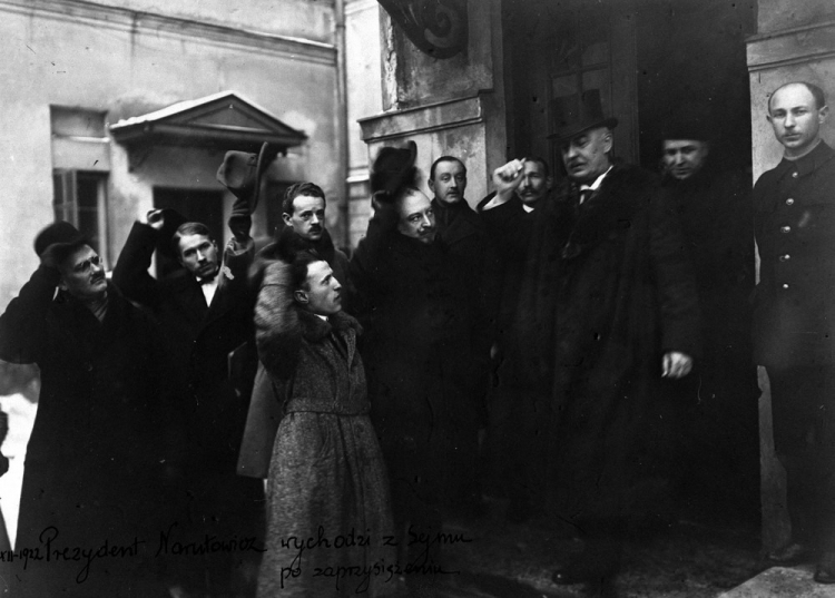 Prezydent RP Gabriel Narutowicz (3P) wychodzi z Sejmu po zaprzysiężeniu. Warszawa, 11.12.1922. Fot. PAP/CAF/Archiwum