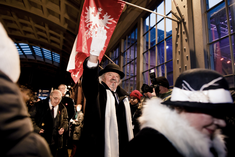 Wcielający się w rolę Paderewskiego poznański aktor Andrzej Lajborek (C) oraz dyrygent poznańskiego Chóru Nauczycieli im. I. J. Paderewskiego Ryszard Łuczak (L) podczas tradycyjnej inscenizacji przyjazdu Ignacego Jana Paderewskiego na dworzec kolejowy w Poznaniu. Fot. PAP/M. Zakrzewski Wcielający się w rolę Paderewskiego poznański aktor Andrzej Lajborek (C) oraz dyrygent poznańskiego Chóru Nauczycieli im. I. J. Paderewskiego Ryszard Łuczak (L) podczas tradycyjnej inscenizacji przyjazdu Ignacego Jana Paderewskiego na dworzec kolejowy w Poznaniu. Fot. PAP/M. Zakrzewski