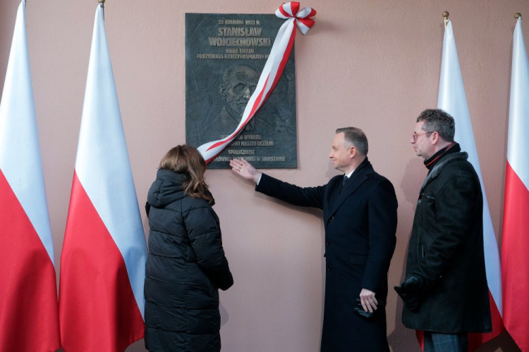 Warszawa, 19.12.2022. Prezydent RP Andrzej Duda (2P), wicemarszałek Sejmu Małgorzata Kidawa-Błońska (L) oraz rektor SGH Piotr Wachowiak (P) podczas uroczystości odsłonięcia tablicy upamiętniającej prezydenta Stanisława Wojciechowskiego w setną rocznicę jego wyboru na najwyższy urząd w państwie, przed budynkiem A Szkoły Głównej Handlowej w Warszawie. Fot. PAP/M. Marek 