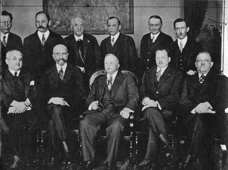 Prezydium BBWR z wizytą u marszałka Senatu Juliana Szymańskiego w 1929 r. Od lewej siedzą: Hipolit Gliwic, Walery Sławek, Julian Szymański, Marian Zyndram-Kościałkowski, Walery Roman; stoją: Henryk Loewenherz, Karol Polakiewicz, Jakub Bojko, Zdzisław Stroński, Zdzisław Lechnicki, Adam Piasecki. Źródło: Wikipedia Commons Prezydium BBWR z wizytą u marszałka Senatu Juliana Szymańskiego w 1929 r. Od lewej siedzą: Hipolit Gliwic, Walery Sławek, Julian Szymański, Marian Zyndram-Kościałkowski, Walery Roman; stoją: Henryk Loewenherz, Karol Polakiewicz, Jakub Bojko, Zdzisław Stroński, Zdzisław Lechnicki, Adam Piasecki. Źródło: Wikipedia Commons