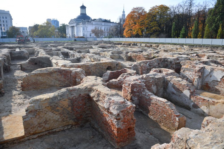 Odkryte fundamenty pałacu Saskiego na Placu Marszałka Józefa Piłsudskiego w Warszawie. Fot. PAP/R. Pietruszka