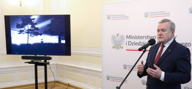 Warszawa, 22.03.2023.Wicepremier, minister kultury i dziedzictwa narodowego Piotr Gliński podczas ogłoszenia konkursu architektonicznego na odbudowę Pałacu Saskiego, Pałacu Bruehla i trzech kamienic przy ul. Królewskiej, w siedzibie MKiDN. Fot. PAP/T. Gzell Warszawa, 22.03.2023.Wicepremier, minister kultury i dziedzictwa narodowego Piotr Gliński podczas ogłoszenia konkursu architektonicznego na odbudowę Pałacu Saskiego, Pałacu Bruehla i trzech kamienic przy ul. Królewskiej, w siedzibie MKiDN. Fot. PAP/T. Gzell