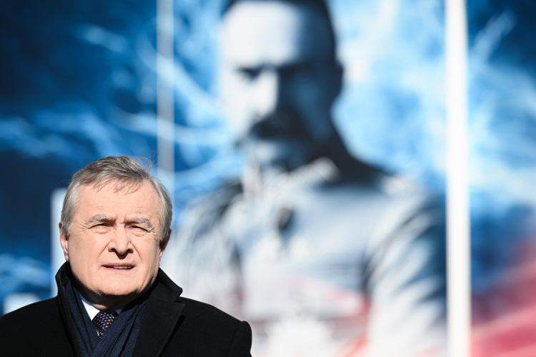Przemyśl, 02.03.2023. Wicepremier, minister kultury i dziedzictwa narodowego Piotr Gliński na inauguracji ogólnopolskiej trasy projektu edukacyjnego „Iskry Niepodległej” na Rynku Starego Miasta. Fot. PAP/D. Delmanowicz Przemyśl, 02.03.2023. Wicepremier, minister kultury i dziedzictwa narodowego Piotr Gliński na inauguracji ogólnopolskiej trasy projektu edukacyjnego „Iskry Niepodległej” na Rynku Starego Miasta. Fot. PAP/D. Delmanowicz