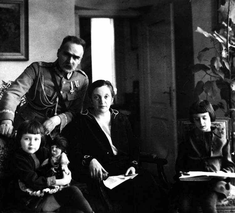Marszałek Józef Piłsudski z żoną Aleksandrą Szczerbińską i córkami Wandą (P) i Jadwigą (L) w Belwederze. Fot. PAP/Reprodukcja Marszałek Józef Piłsudski z żoną Aleksandrą Szczerbińską i córkami Wandą (P) i Jadwigą (L) w Belwederze. Fot. PAP/Reprodukcja