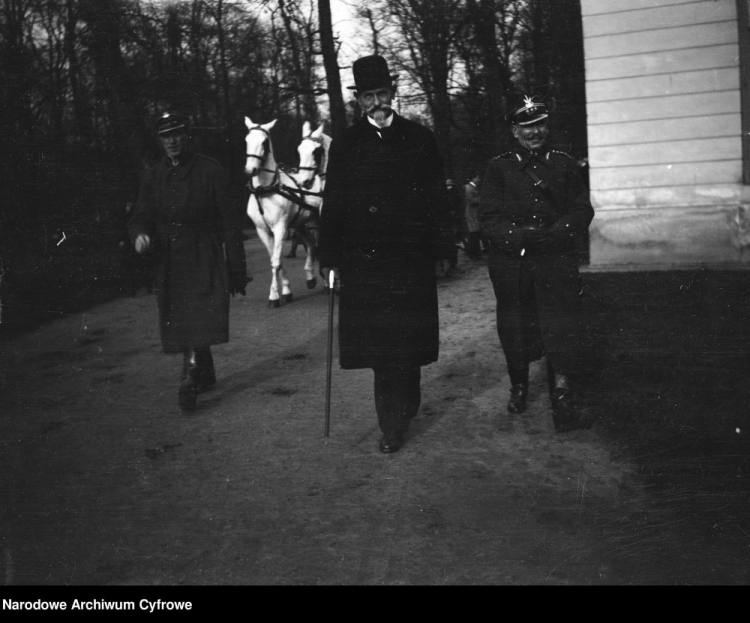 Prezydent Stanisław Wojciechowski i dwaj oficerowie w Łazienkach. Widoczni od prawej: płk Mariusz Zaruski, prezydent Stanisław Wojciechowski. Warszawa, 1923 r. Fot. NAC