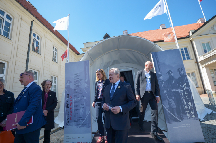 Warszawa, 10.05.2023. Wicepremier, minister kultury i dziedzictwa narodowego Piotr Gliński (C) podczas otwarcia wystawy multimedialnej „Powstali 1863–64” na dziedzińcu Ministerstwa Kultury i Dziedzictwa Narodowego. Fot. PAP/M. Obara