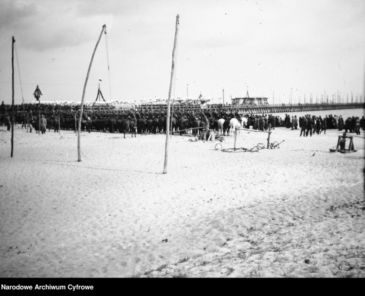 Szwadron Przyboczny Prezydenta Rzeczypospolitej podczas uroczystości otwarcia Tymczasowego Portu Wojennego i Schroniska dla Rybaków w Gdyni. 29.04.1923. Fot. NAC