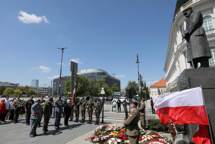 Złożenie kwiatów przed pomnikiem Józefa Piłsudskiego. Warszawa, 12.05.2023. Fot. PAP/P. Supernak