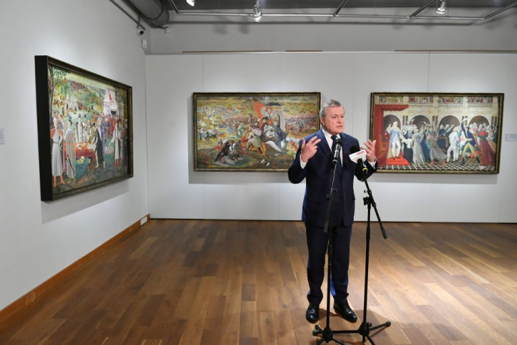 Wicepremier, minister kultury i dziedzictwa narodowego Piotr Gliński podczas otwarcia wystawy „Łukaszowcy. Kazimierz Dolny – USA – Kazimierz Dolny” w Muzeum Nadwiślańskim w Kazimierzu Dolnym. Fot. PAP/W. Jargiło