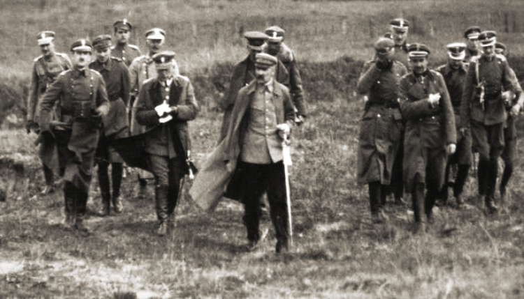 Józef Piłsudski ze sztabem, wiosna 1920 r. Źródło: Wikipedia Commons Józef Piłsudski ze sztabem, wiosna 1920 r. Źródło: Wikipedia Commons