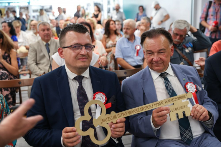 Radzymin (woj. mazowieckie), 15.08.2023. Marszałek województwa mazowieckiego Adam Struzik (P) i burmistrz Radzymina Krzysztof Chaciński (L) na przekazaniu kluczy do Muzeum Bitwy Warszawskiej 1920 r. Fot. PAP/R. Guz Radzymin (woj. mazowieckie), 15.08.2023. Marszałek województwa mazowieckiego Adam Struzik (P) i burmistrz Radzymina Krzysztof Chaciński (L) na przekazaniu kluczy do Muzeum Bitwy Warszawskiej 1920 r. Fot. PAP/R. Guz