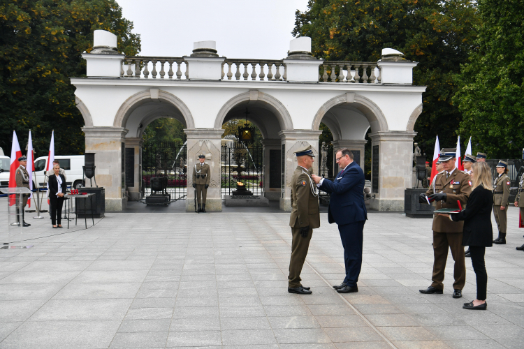 Warszawa, 26.09.2023. Szef Urzędu do Spraw Kombatantów i Osób Represjonowanych Jan Józef Kasprzyk (4P) odznaczył medalami „Pro Patria” oraz „Pro Bono Poloniae” osoby posiadające szczególne zasługi w kultywowaniu pamięci o walce o Niepodległość RP, 26 bm. podczas obchodów 103. rocznicy Bitwy Niemeńskiej na placu Marszałka Józefa Piłsudskiego w Warszawie. Fot. PAP/A. Lange