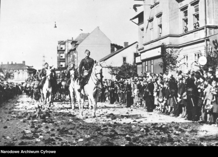 Zajęcie Zaolzia – wkroczenie wojsk polskich do Jabłonkowa. Przemarsz oddziałów wojskowych przez ulice miasta. 10.1938. Fot. NAC