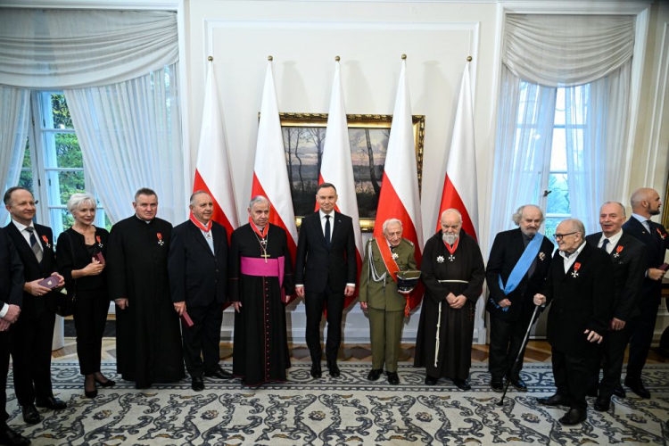 Prezydent RP Andrzej Duda (6L) oraz odznaczeni: Jerzy Kalina (4P), Zenon Wechmann (6P), o. Gabriel Bartoszewski (5P), Rafał Brzoska (P) i bp Jan Kopiec (5L). Warszawa, 11.11.2023. Fot. PAP/R. Pietruszka