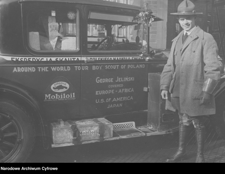 1929 r. Harcerz Jerzy Jeliński przed swoim samochodem Buick. Źródło: NAC