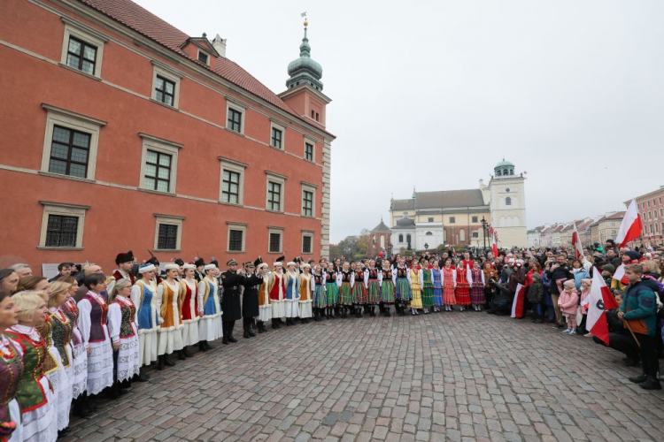 Mieszkańcy stolicy wspólnie z zespołem „Warszawianka” odśpiewali hymn narodowy na pl. Zamkowym. Warszawa, 11.11.2023. Fot. PAP/P. Supernak