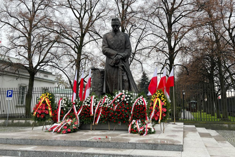 Obchody Narodowego Święta Niepodległości. Wieńce przed pomnikiem marszałka Józefa Piłsudskiego przy Belwederze w Warszawie. Warszawa, 11.11.2022. Fot. PAP/M. Marek