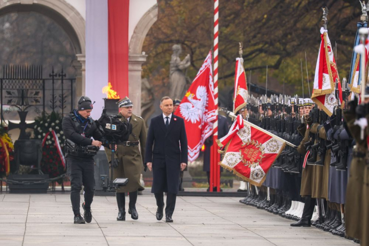 Prezydent RP Andrzej Duda (P) na uroczystej odprawie wart przed Grobem Nieznanego Żołnierza. Warszawa, 11.11.2023. Fot. PAP/L. Szymański