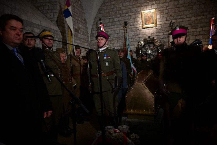 Uroczystość złożenia wieńcy na grobie marszałka Józefa Piłsudskiego w Krypcie pod Wieżą Srebrnych Dzwonów na Wawelu. Kraków, 03.12.2023. Fot. PAP/Art Service Uroczystość złożenia wieńcy na grobie marszałka Józefa Piłsudskiego w Krypcie pod Wieżą Srebrnych Dzwonów na Wawelu. Kraków, 03.12.2023. Fot. PAP/Art Service