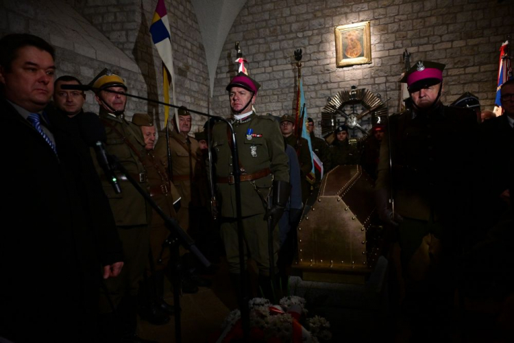 Uroczystość złożenia wieńcy na grobie marszałka Józefa Piłsudskiego w Krypcie pod Wieżą Srebrnych Dzwonów na Wawelu. Kraków, 03.12.2023. Fot. PAP/Art Service