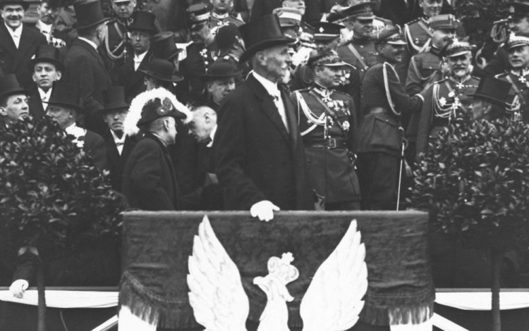 Prezydent RP Stanisław Wojciechowski przyjmuje defiladę oddziałów wojskowych oraz oddziałów przysposobienia wojskowego. 03.05.1926. Fot. NAC