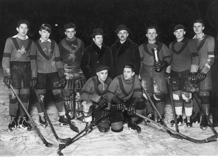 Drużyna hokejowa Śląskiego Klubu Hokejowego ze zdobytym pucharem wicewojewody śląskiego Tadeusza Saloniego (1934). Fot. NAC. Drużyna hokejowa Śląskiego Klubu Hokejowego ze zdobytym pucharem wicewojewody śląskiego Tadeusza Saloniego (1934). Fot. NAC.