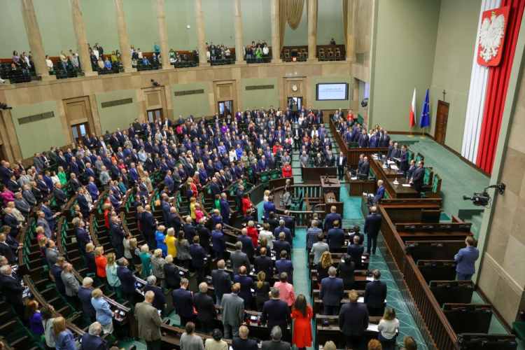 Posłowie przyjęli uchwałę w sprawie uczczenia 100. rocznicy wprowadzenia polskiego złotego. Warszawa, 26.04.2024. Fot. PAP/R. Guz