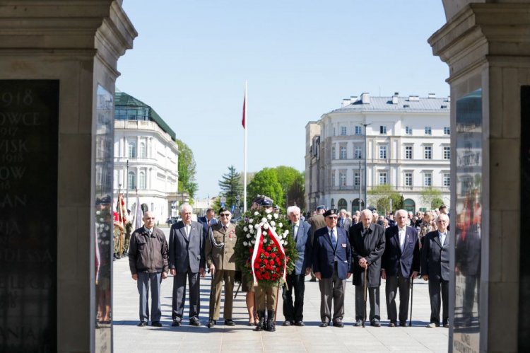 Uroczystość z okazji 105. rocznicy powstania Związku Inwalidów Wojennych Rzeczypospolitej Polskiej przed Grobem Nieznanego Żołnierza na pl. Piłsudskiego w Warszawie. Fot. PAP/T. Gzell