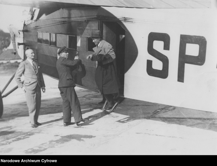 Premier Janusz Jędrzejewicz wysiada z samolotu Fokker F.VII/1m na Lotnisku Mokotowskim po powrocie z wizyty państwowej w Rumunii w lipcu 1933 r. Fot. Narodowe Archiwum Cyfrowe.