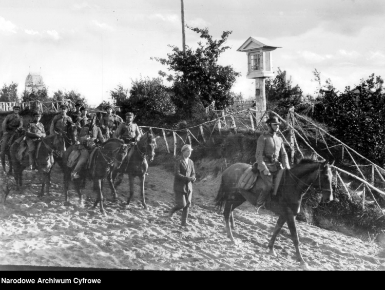 Przemytnik schwytany przez patrol Korpusu Ochrony Pogranicza. Fot. NAC Przemytnik schwytany przez patrol Korpusu Ochrony Pogranicza. Fot. NAC