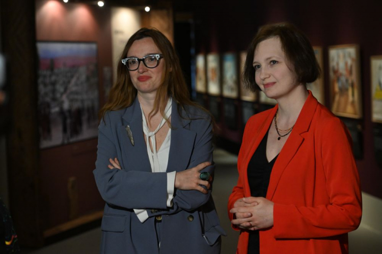 Kuratorki wystawy "(po)ŻYDOWSKIE. Sztetl Opatów oczami Majera Kirszenblata" w Muzeum POLIN dr Natalia Romik (L) i dr Justyna Koszarska-Szulc. Fot. PAP/R. Pietruszka