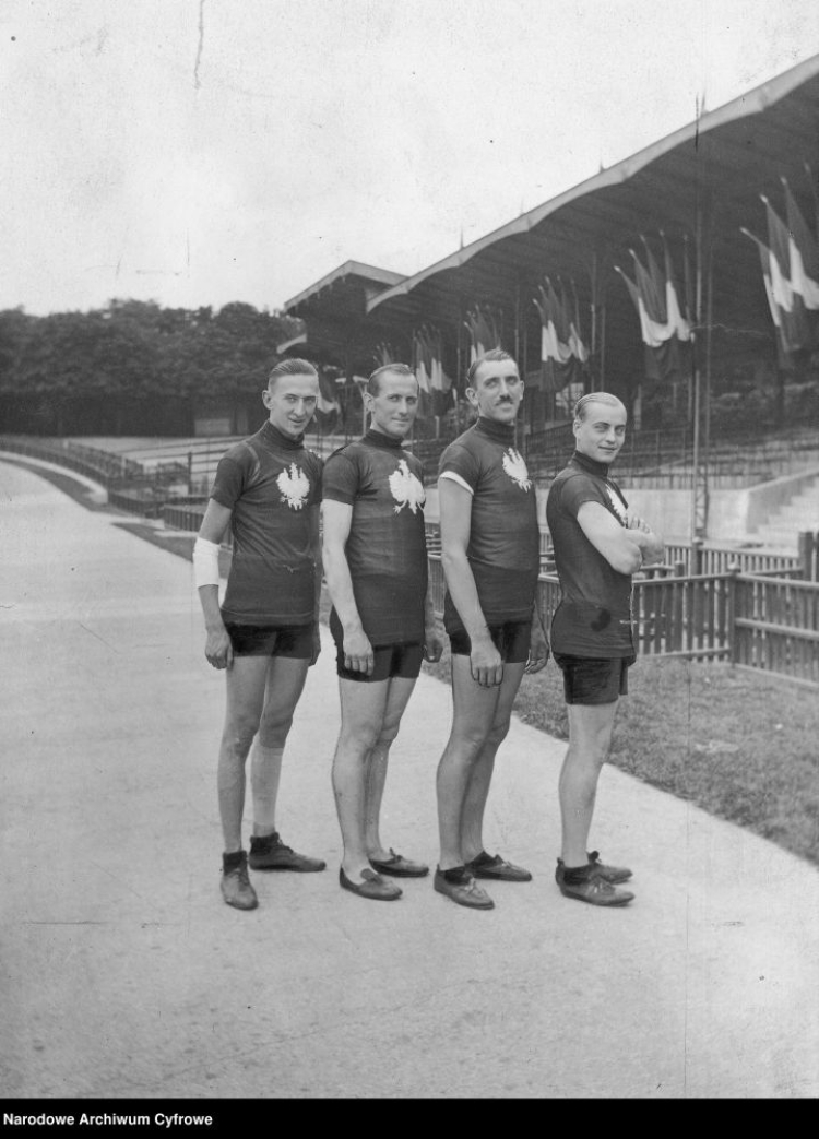 Reprezentacja Polski w kolarstwie na Letnich Igrzyskach Olimpijskich w Paryżu. Zdobywcy srebrnego medalu na dystansie 4000 m drużynowo. Od lewej: Tomasz Stankiewicz, Jan Łazarski, Franciszek Szymczyk, Józef Lange. 1924 r. Fot. NAC Reprezentacja Polski w kolarstwie na Letnich Igrzyskach Olimpijskich w Paryżu. Zdobywcy srebrnego medalu na dystansie 4000 m drużynowo. Od lewej: Tomasz Stankiewicz, Jan Łazarski, Franciszek Szymczyk, Józef Lange. 1924 r. Fot. NAC