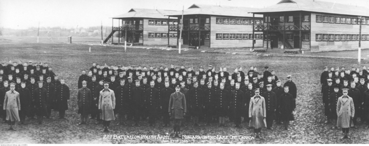 Obóz dla ochotników do Armii Polskiej we Francji Tadeusz Kosciuszko Camp w Niagara (Kanada) - żołnierze na tle baraków mieszkalnych. Fot. Narodowe Archiwum Cyfrowe.