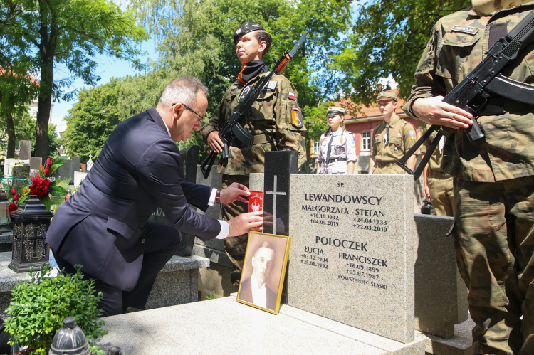 Zastępca prezesa IPN Karol Polejowski podczas uroczystości oznaczenia grobu powstańca śląskiego Franciszka Poloczka na cmentarzu parafialnym przy ul. Francuskiej w Katowicach znakiem pamięci „Tobie Polsko” w ramach 103. rocznicy zakończenia III Powstania Śląskiego. Fot. PAP/M. Meissner