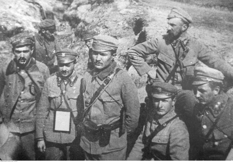 Oficerowie 6 batalionu I Brygady Legionów w okopach nad Nidą: porucznik Edward Zinth-Rzecki, porucznik Stanisław Sawa-Machowicz, major Albin Satyr-Fleszar, kapitan Franciszek Pększyc-Grudziński, porucznik Leopold Lis-Kula (czwarty z prawej), porucznik Kazimierz Dąbrowa-Młodzianowski (z brodą). Fot. Narodowe Archiwum Cyfrowe. Oficerowie 6 batalionu I Brygady Legionów w okopach nad Nidą: porucznik Edward Zinth-Rzecki, porucznik Stanisław Sawa-Machowicz, major Albin Satyr-Fleszar, kapitan Franciszek Pększyc-Grudziński, porucznik Leopold Lis-Kula (czwarty z prawej), porucznik Kazimierz Dąbrowa-Młodzianowski (z brodą). Fot. Narodowe Archiwum Cyfrowe.