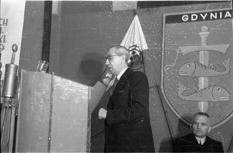 I Walny Zjazd Zreorganizowanej Ligi Morskiej w domu akademickim przy placu Narutowicza w Warszawie w lutym 1947 r. Na zdjąciu pełnomocnik rządu ds. odbudowy Wybrzeża inż. Eugeniusz Kwiatkowski wygłasza referat pt. Nowa sytuacja Polski na Bałtyku. Fot. PAP/CAF. I Walny Zjazd Zreorganizowanej Ligi Morskiej w domu akademickim przy placu Narutowicza w Warszawie w lutym 1947 r. Na zdjąciu pełnomocnik rządu ds. odbudowy Wybrzeża inż. Eugeniusz Kwiatkowski wygłasza referat pt. Nowa sytuacja Polski na Bałtyku. Fot. PAP/CAF.
