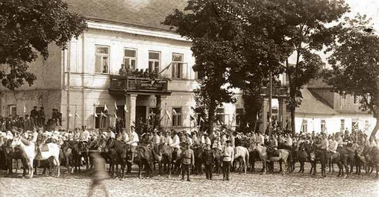 Defilada polskiej kawalerii w Sejnach. Źródło: Wikimedia Commons Defilada polskiej kawalerii w Sejnach. Źródło: Wikimedia Commons