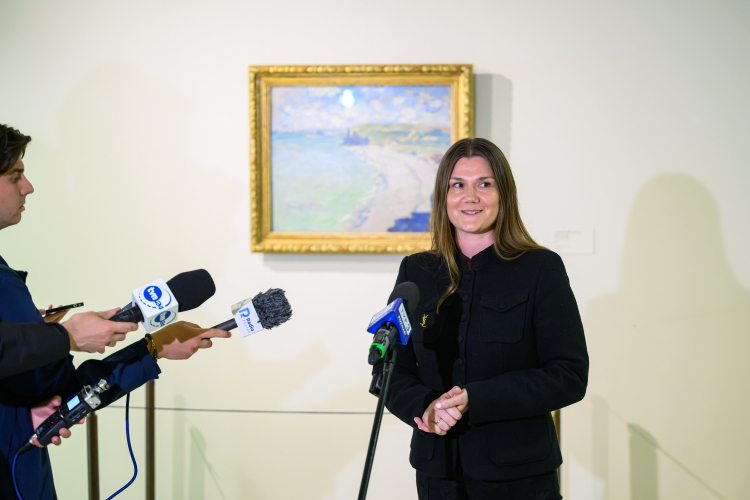 Kuratorka Galerii Sztuki Europejskiej MNP Martyna Łukasiewicz-Espinosa podczas prezentacji obrazu Claude'a Moneta "Plaża w Pourville" po konserwacji dzieła. Fot. PAP/Jakub Kaczmarczyk