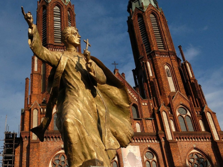 Pomnik księdza Ignacego Jana Skorupki na placu przed Katedrą św. Michała Archanioła i Świętego Floriana w Warszawie. Fot. PAP/A. Rybczyński 