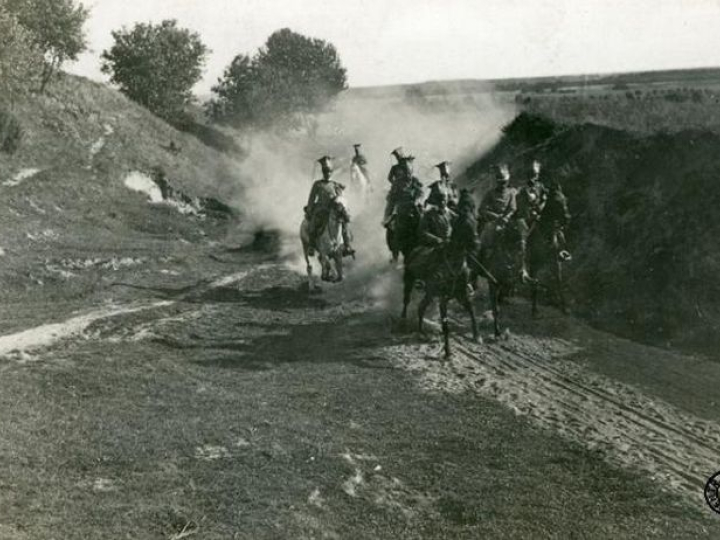 Patrol z I Dywizjonu Kawalerii I Brygady Legionów Polskich w okolicach wsi Pęcławice. Rejon bitwy pod Konarami. Maj, 1915 r. Źródło: CAW