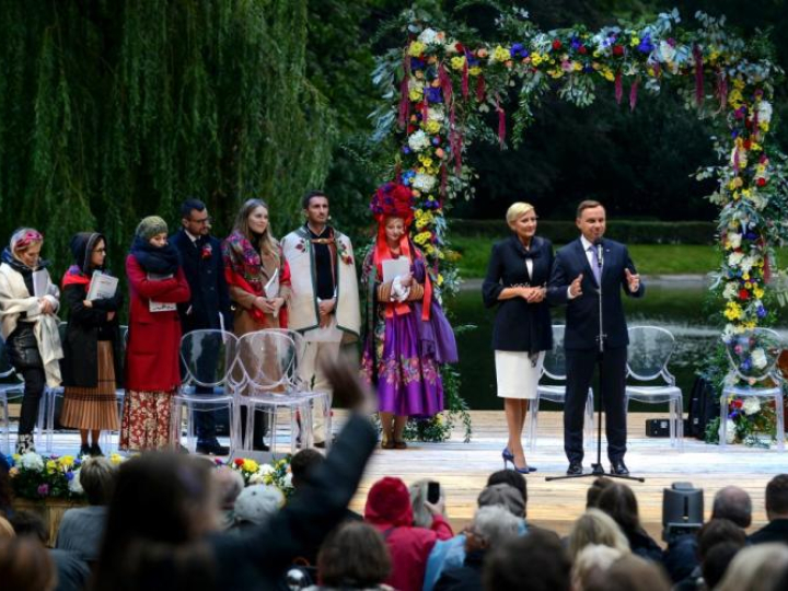 Prezydent Andrzej Duda (P) z małżonką Agatą Kornhauser-Dudą (2P) podczas zakończenia Narodowego Czytania "Wesela" Stanisława Wyspiańskiego w Ogrodzie Saskim w Warszawie. Fot. PAP/J. Kamiński 